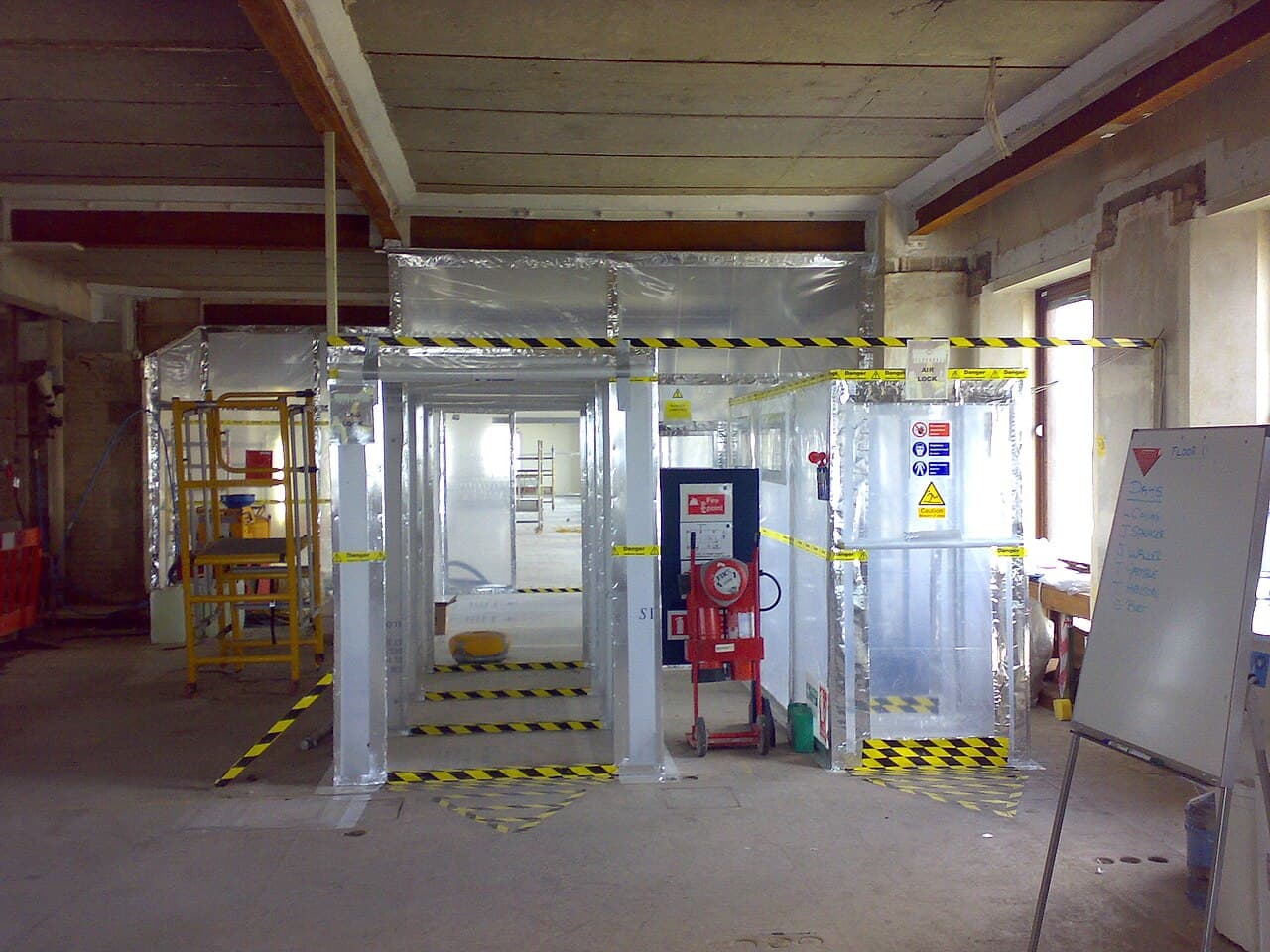 Sas de décontamination installé sur un chantier de désamiantage